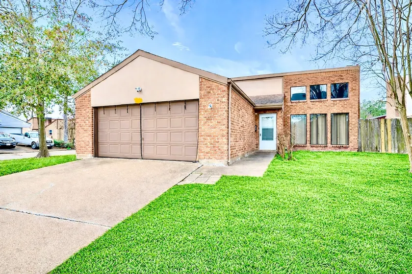 Charming Bungalow-Garage-Patios-Kitchen-NoStairs - Image 1