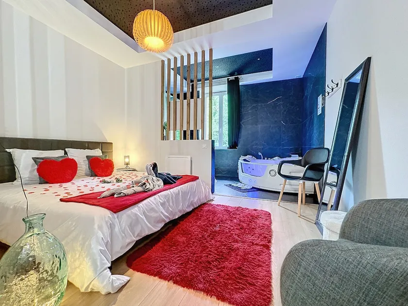 Romantic loft with Jacuzzi & King size bed - Image 1