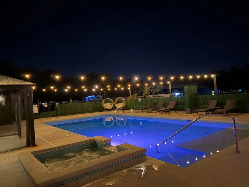 “Couples Retreat” Horses gated jacuzzi pool Apt1 - Image 1