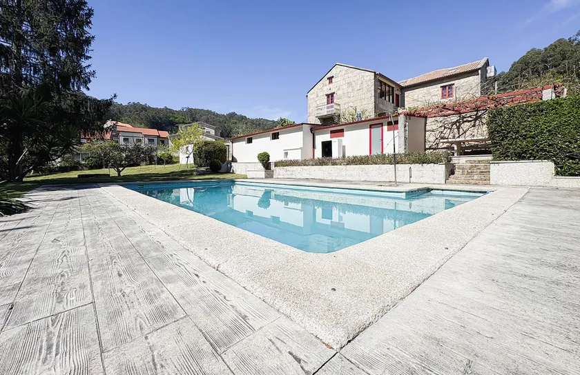 Family villa with garden and private pool. - Image 1