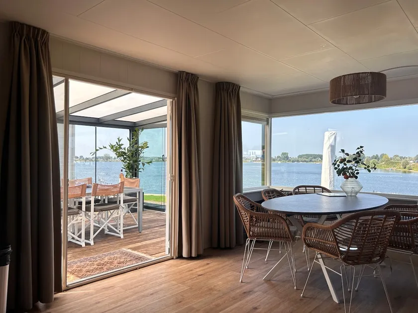 Luxury chalet right on the waterfront with beach - Image 1