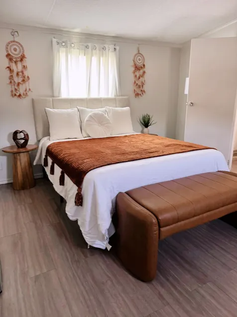 Lovely blue 1-bedroom apartment with free parking - Image 1