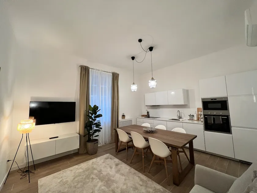 Spacious 3 bedroom apartment - Image 1
