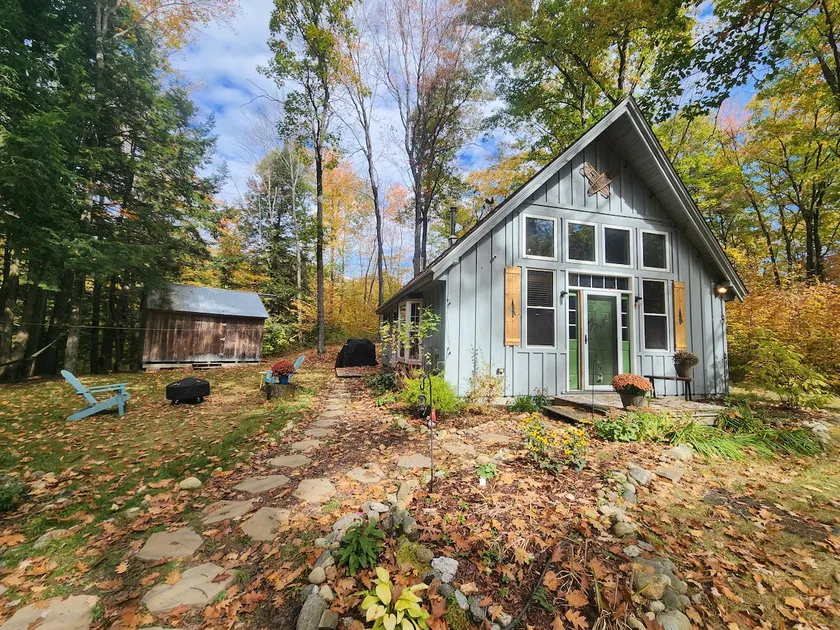 Nature cabin | fire pit, fireplace, yard + privacy - Image 1