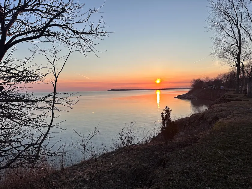 Cozy Lakeside Getaway: Relax. Refresh. Repeat. - Image 1