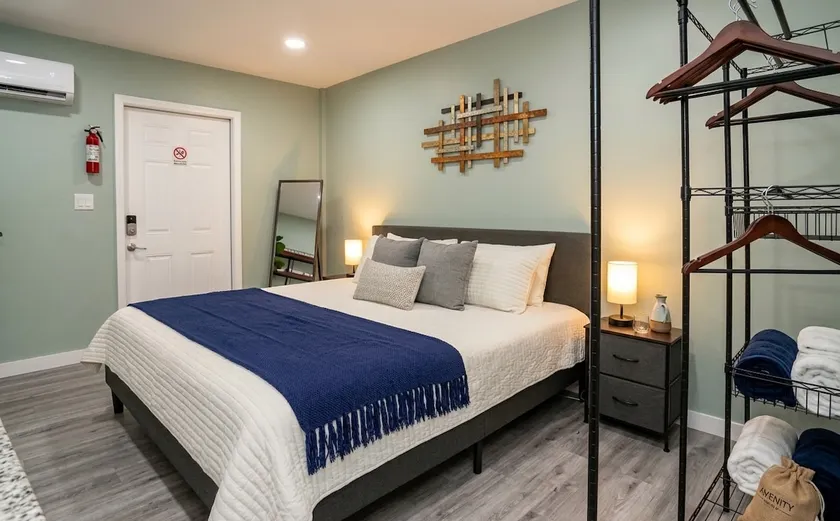 Cozy Stay for 2 – 5 Minutes to Miami Fun - Image 1