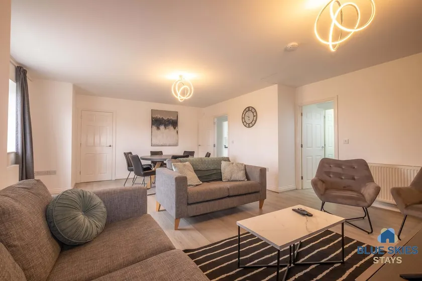 Rosebank Apartment by Blue Skies Stays - Image 1