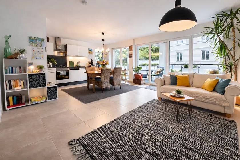 Modern 76m² Apartment with Large Open-Plan Kitchen - Image 1