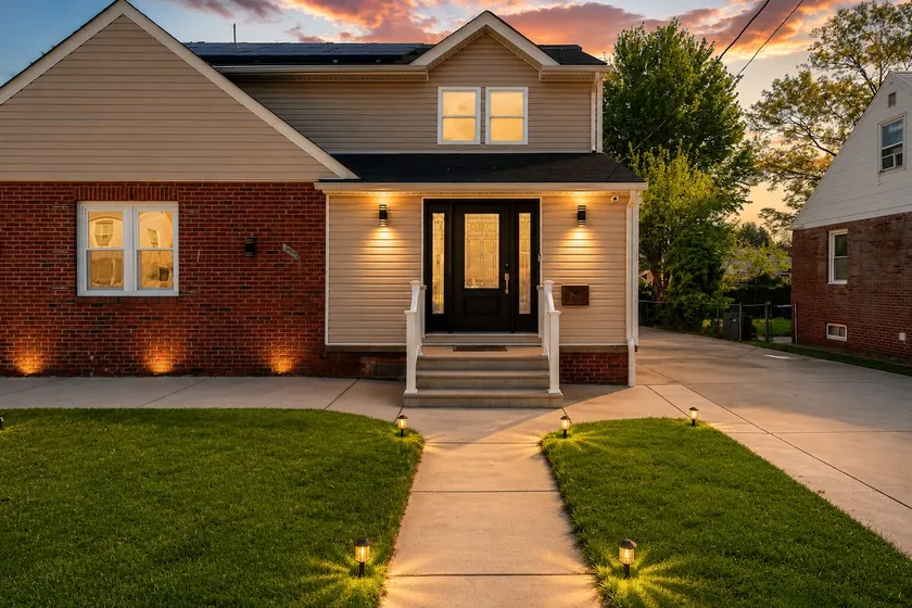 Pet Friendly 4-BR Home Near Philly with Yard - Image 1