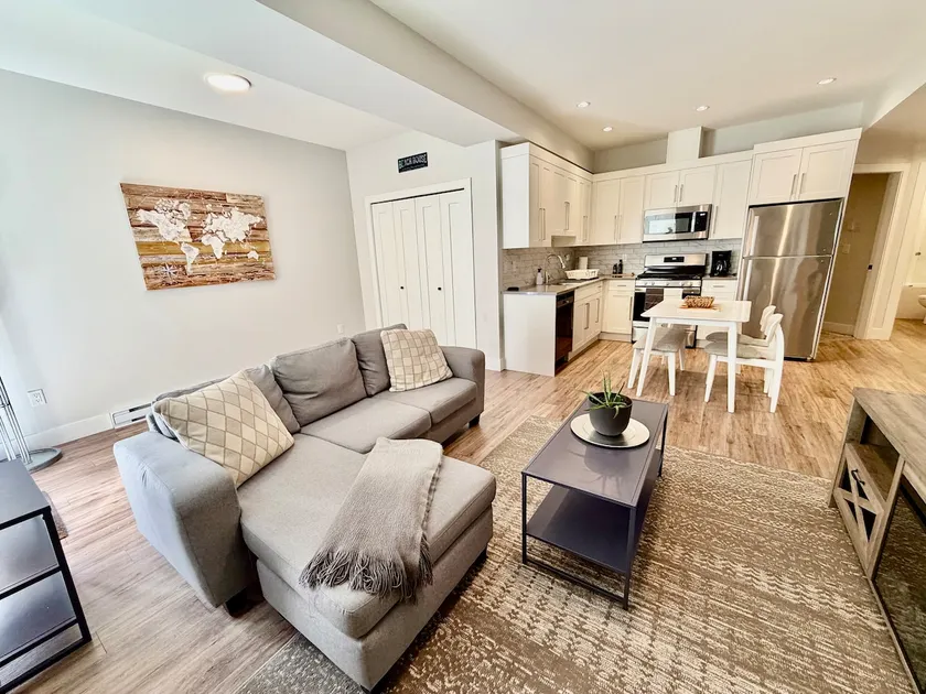 Pristine 2 Bedroom Suite near White Rock Beach - Image 1