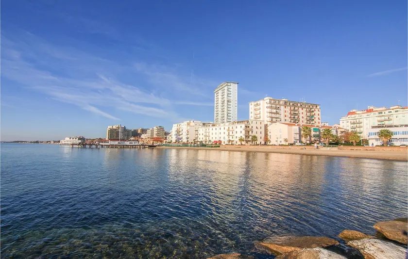 Beach front apartment in Follonica with WiFi - Image 1
