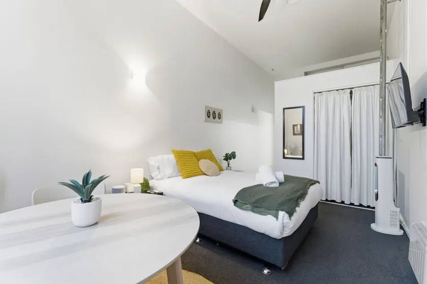 Bright CBD Studio -Near SkyTower - WiFi - Cityscape - Image 1