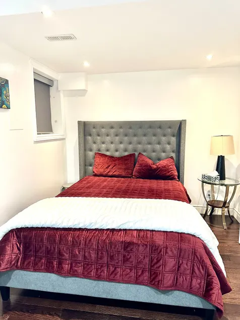 One bedroom basement apartment - Image 1