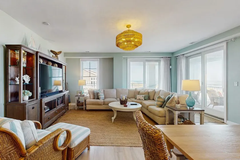 Oceanfront Corner Condo: Views, Pool & Gym! - Image 1