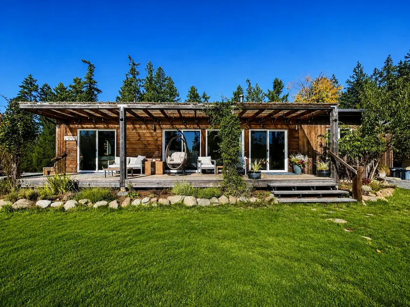 Modern 3bed Farmhouse w Hot Tub - Image 1