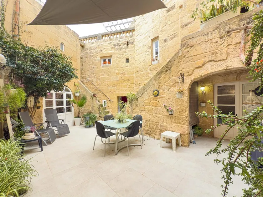Charming House central garden,roof terrace, views. - Image 1
