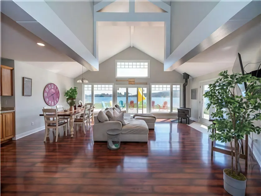 4BR Lakefront Cottage Summer-Ready | Barry's Bay - Image 1