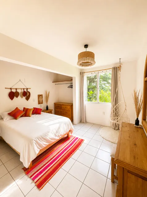 Central Apartment with A/C, Garden & Pet-Friendly - Image 1