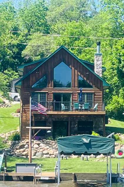 Cozy lake front cabin with 5 bedrooms and 3 baths - Image 1