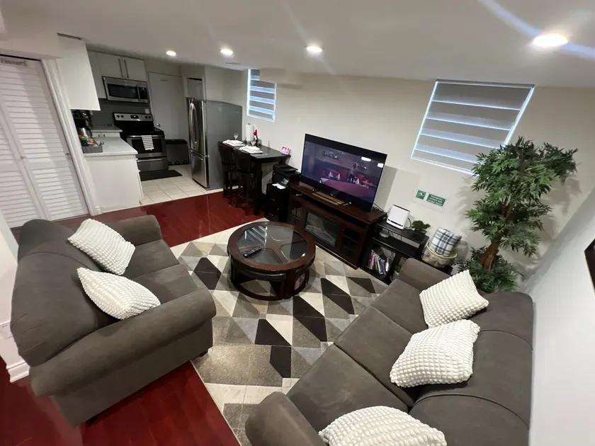 Cozy Two-Bedroom Luxury Suite near Toronto Airport - Image 1