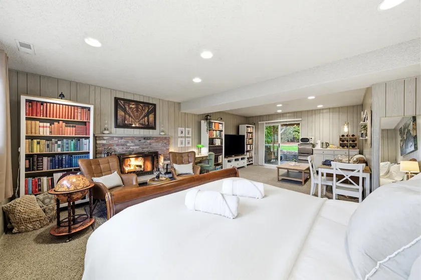 5 Min to Downtown, Private Entry - Image 1