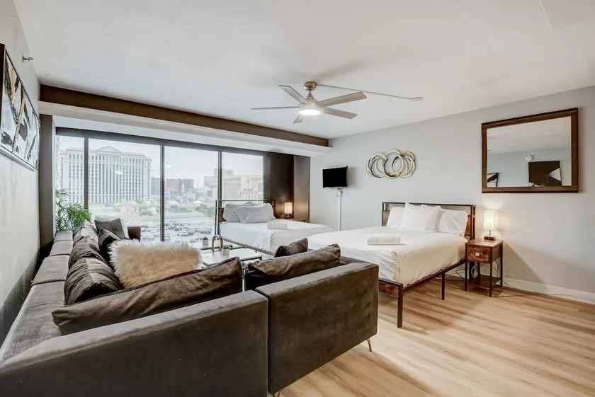 Stay together on the strip - 6 comfy beds w/view! - Image 1