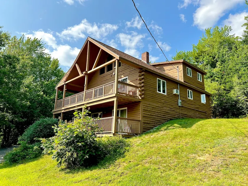 Private Large Log Home, 5 min From Machias - Image 1