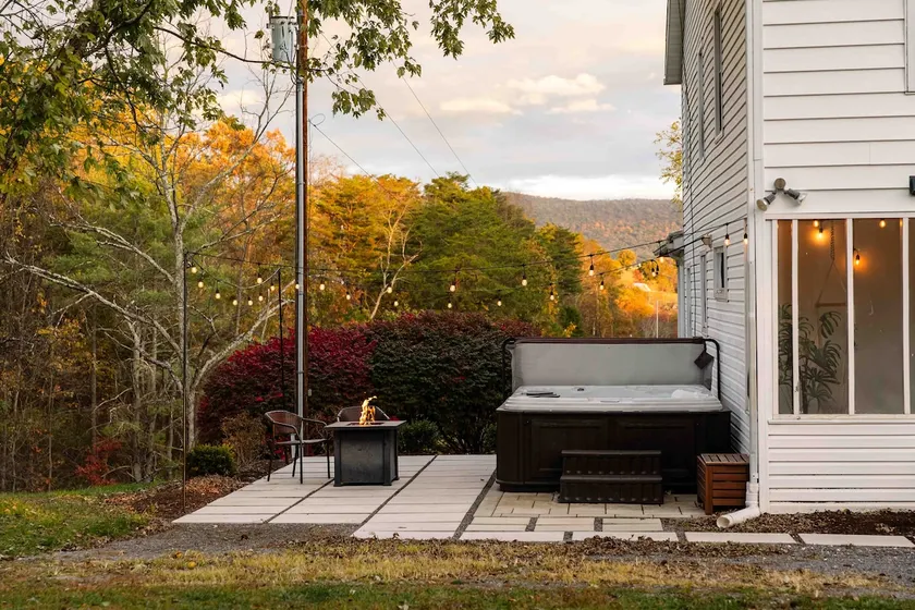 The Farmhouse at Pleasant Ridge | Hot tub  - Image 1