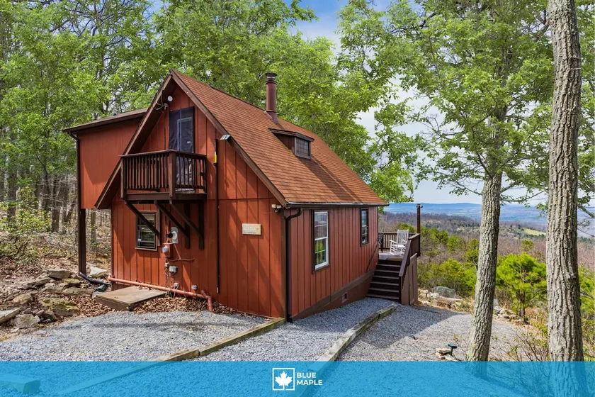Chalet w/hot tub, deck & fire pit - Image 1
