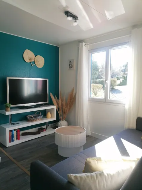 Renovated wooden chalet in campsite - Image 1