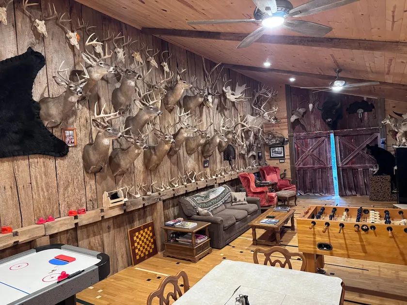 Steve’s Barn Lodge, Detroit River/Lake Erie - Image 1