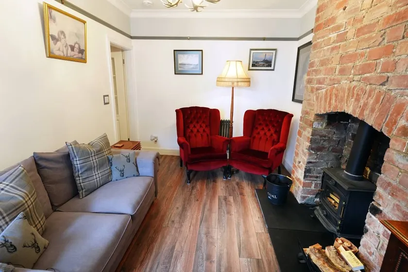 Private detached cottage, wood fired hot tub! - Image 1