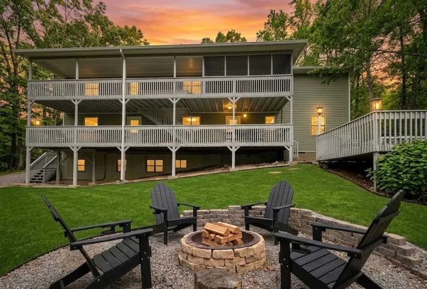 Large Hillside Retreat with Pool and Hot Tub - Image 1