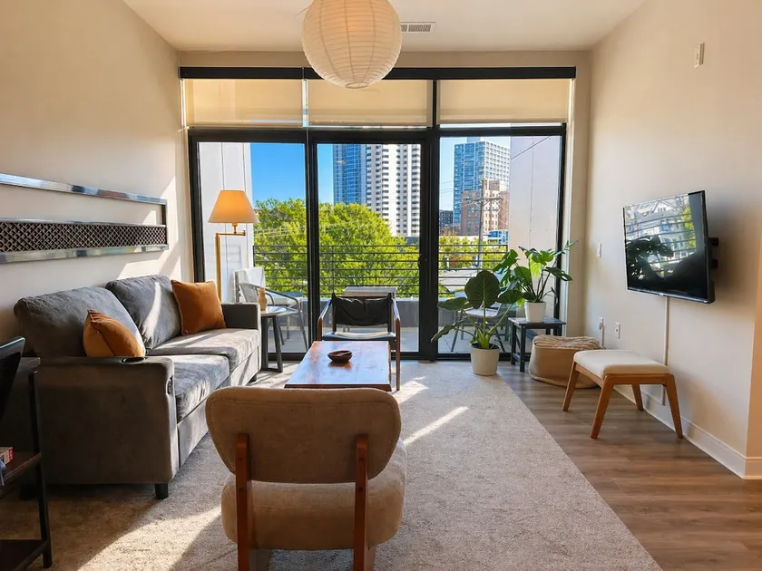 Luxe 1BR Apt Near Brady with Balcony+Lounge - Image 1