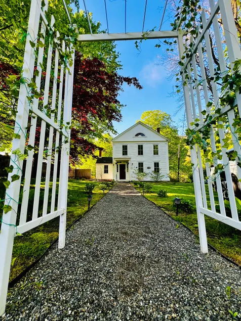 Family & Pet Friendly Home: Sunlit, Yard, Laundry - Image 1