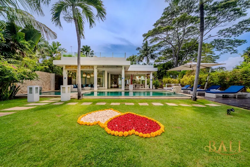 Gorgeous beachfront villa Lovina - Image 1