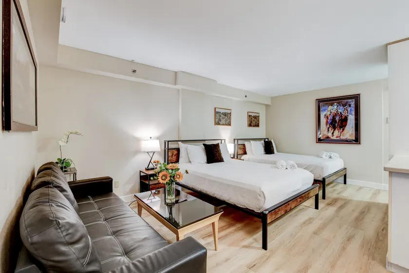 PENTHOUSE SUITE on the Strip - 6 Comfy BEDS!! - Image 1