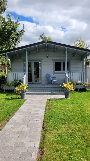 Unique 2 bed timber cabin. - Image 1