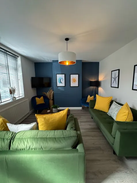 Large modern townhouse, 5 mins from the beach - Image 1