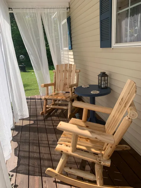 Enjoy peaceful surroundings at Hummingbird House - Image 1