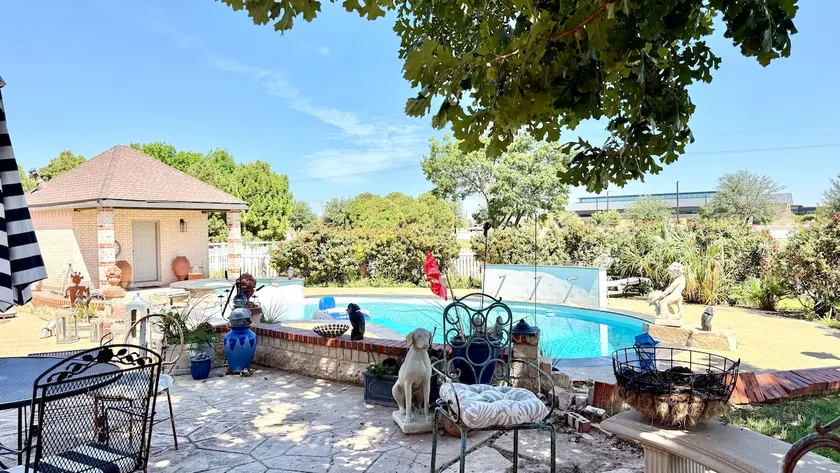 Million Dollar Guest House/Pool/Gym/ Summit Center - Image 1