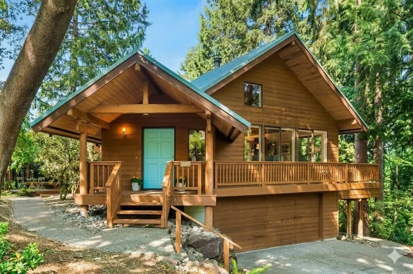 Spacious Cabin with Hot Tub, Sauna, AC, Loft, King bed, Free Parking - Image 1