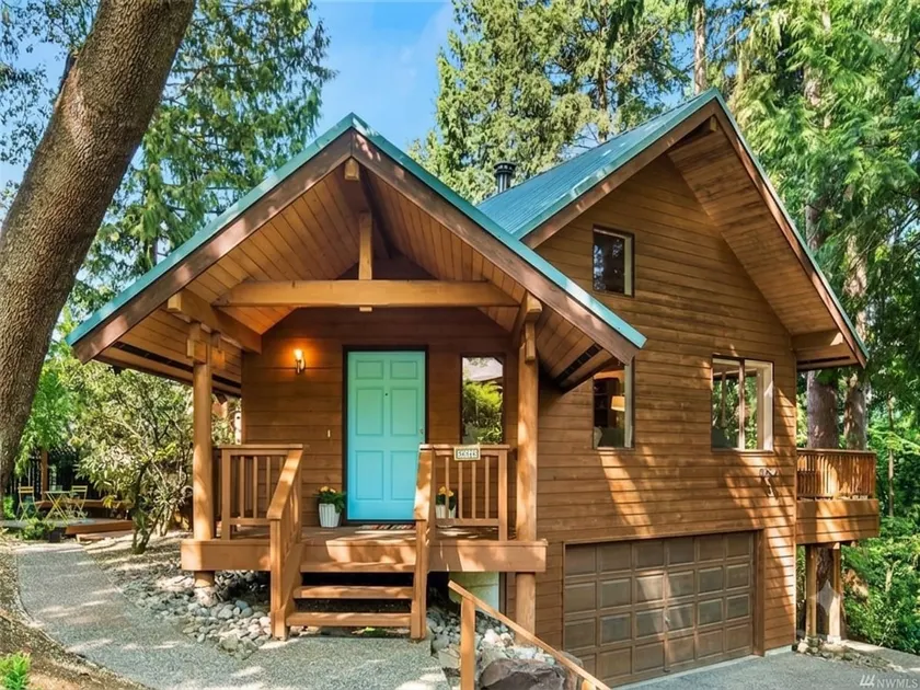 Spacious Cabin with Hot Tub, Sauna, AC, Loft, King bed, Free Parking - Image 1