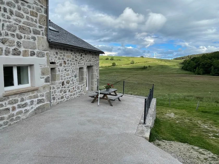 Saint-Sauveur-de-Ginestoux: Gîte with a view - Image 1