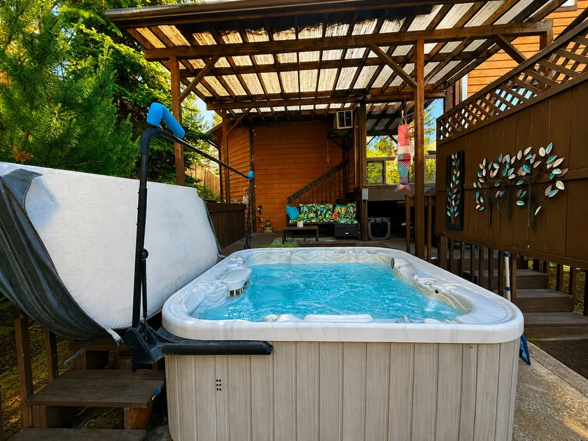 Shangri - La Hot Tub & Pool Fun - Image 1