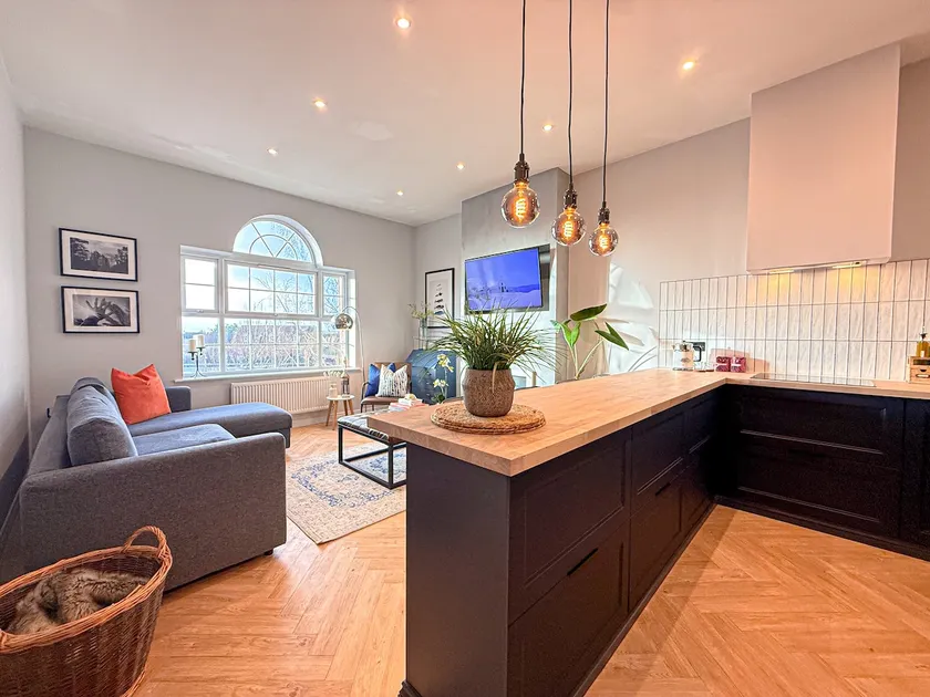 Mid-Century Apartment, Near The Quays & Docks - Image 1
