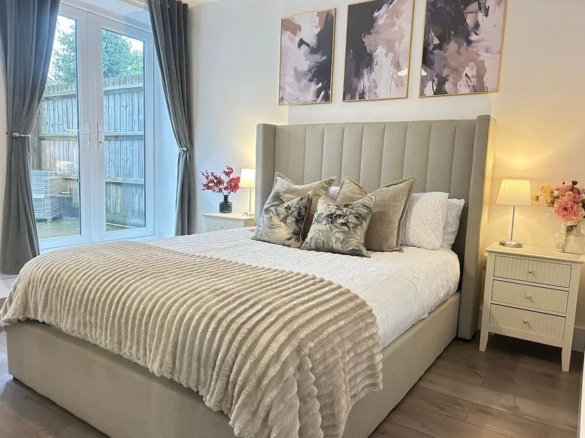 Spacious Southampton City Apartment with Courtyard - Image 1