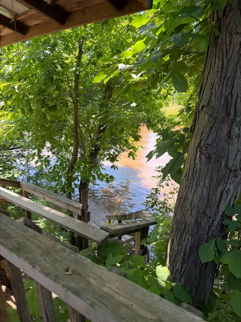 Cozy 2-Bedroom River Cabin with Private Dock - Image 1