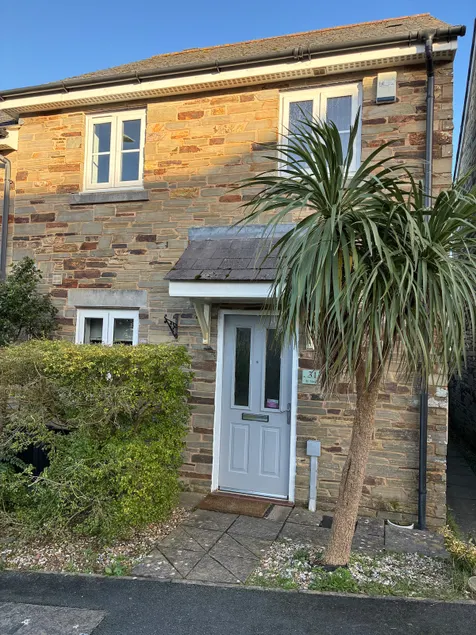 Stylish 3 bed home with allocated parking for 2 - Image 1