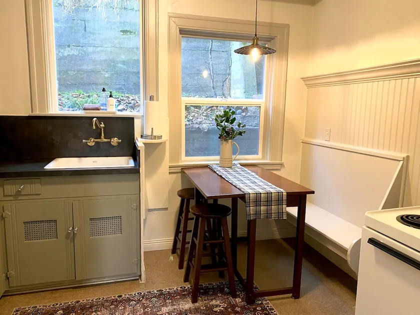 #4 Historic Downtown Apartment w/kitchen - Image 1